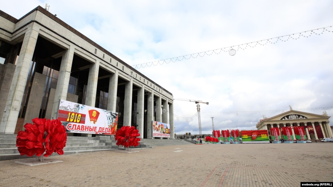 Кастрычніцкая плошча з бігбордамі да 100-годдзя ВЛКСМ