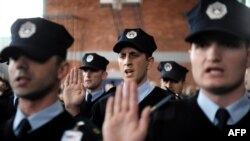 Pjesëtarë të policisë së Kosovës gjatë dhënies së betimit