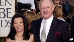 ჯინ ჰეკმენი მეუღლესთან, ბეტსი არაკავასთან ერთად. ბევერლი-ჰილზი, 19 იანვარი, 2003.