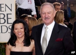 Gene Hackman cu soția sa, Betsy Arakawa, sosind la festivitatea Golden Globe Awards la Beverly Hills, pe 19 ianuarie 2003.