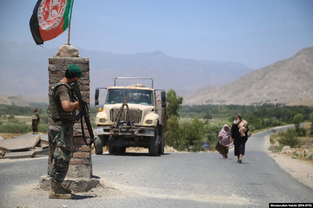 Një ushtar afgan shikon nga një pikë kontrolli në provincën Laghman, më 8 korrik, pas raporteve se forcat afgane të sigurisë e pastruan zonën nga militantët talibanë.  