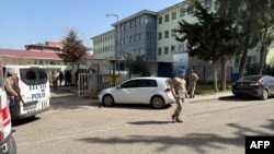 Қарулы шабуыл жасалған лицейдің алдында тұрған полиция. Сиверек, Түркия, 14 сәуір, 2026 жыл.