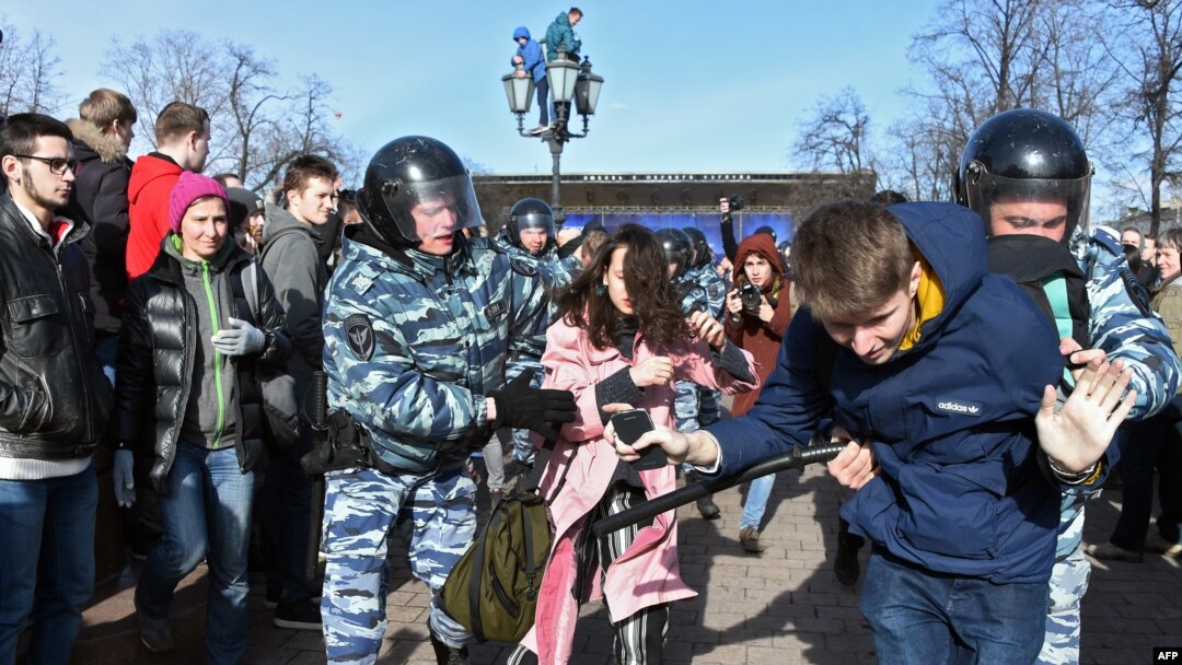 Задержание одной из участниц акции протеста в Москве 26 марта