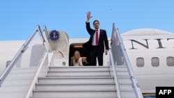 Secretarul de stat american Marco Rubio salută în timp ce se urcă în avion la Aeroportul Internațional Zvartnots din Erevan, pe 26 mai 2026, la finalul vizitei sale de o zi în Armenia.
