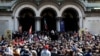 Шествието "Добродетели и религия в училище", организирано от граждански сдружения, започва пред патриаршеската катедрала "Св. Александър Невски". 