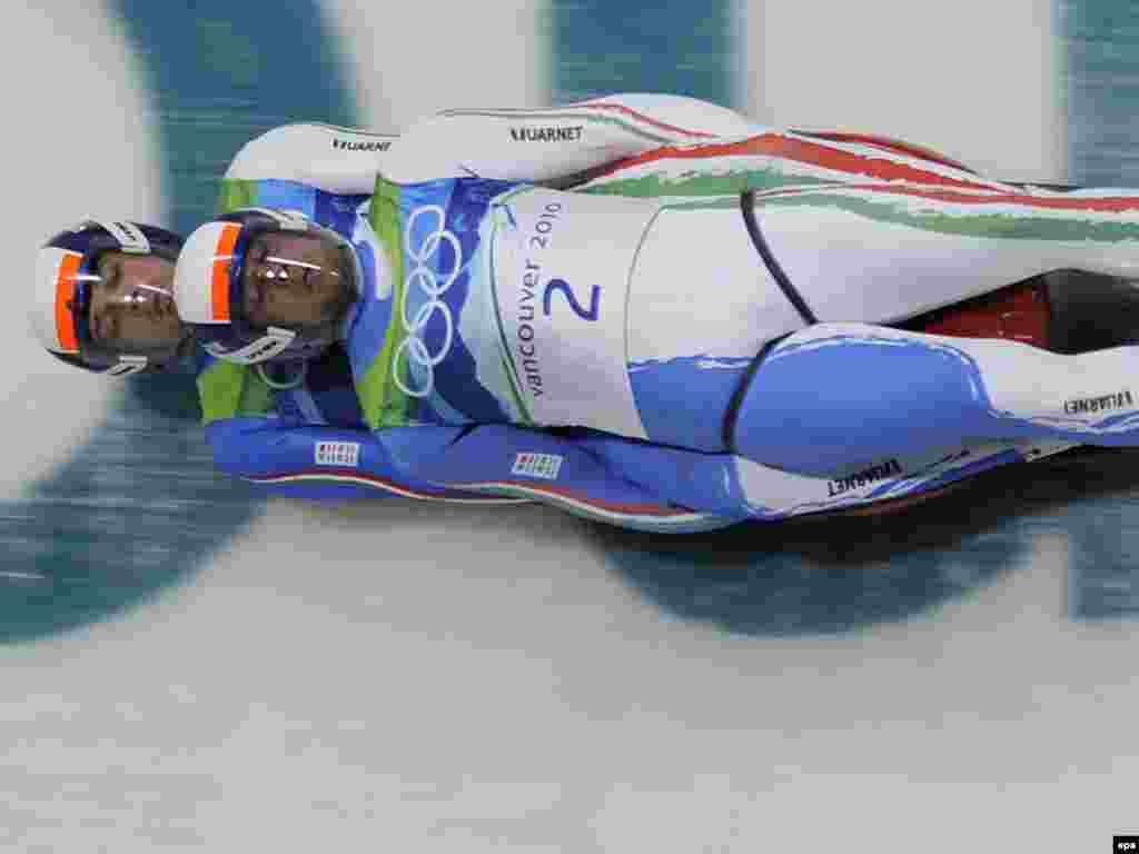 لوژ سواران تیم ایتالی - Caption: epa02039109 Christian Oberstolz (T) and Patrick Gruber (B) of Italy take a curve en route to a fourth place finish in the doubles Luge competition at the Vancouver 2010 Olympic Games in Whistler, Canada 17 February 2010. EPA/MATT CAMPBELL 