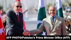 شهباز شریف (ښي لوري ته) په اسلام اباد کې له رجب طیب اردغان سره سره روغبړ کوي - د ۲۰۲۵ز کال د فبرورۍ ۱۳مې انځور 