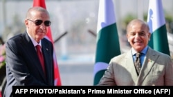 د پاکستان وزیراعظم شهباز شریف د ترکیې له ولسمشر رجب طیب اردوغان سره. (انځور: ارشیف)