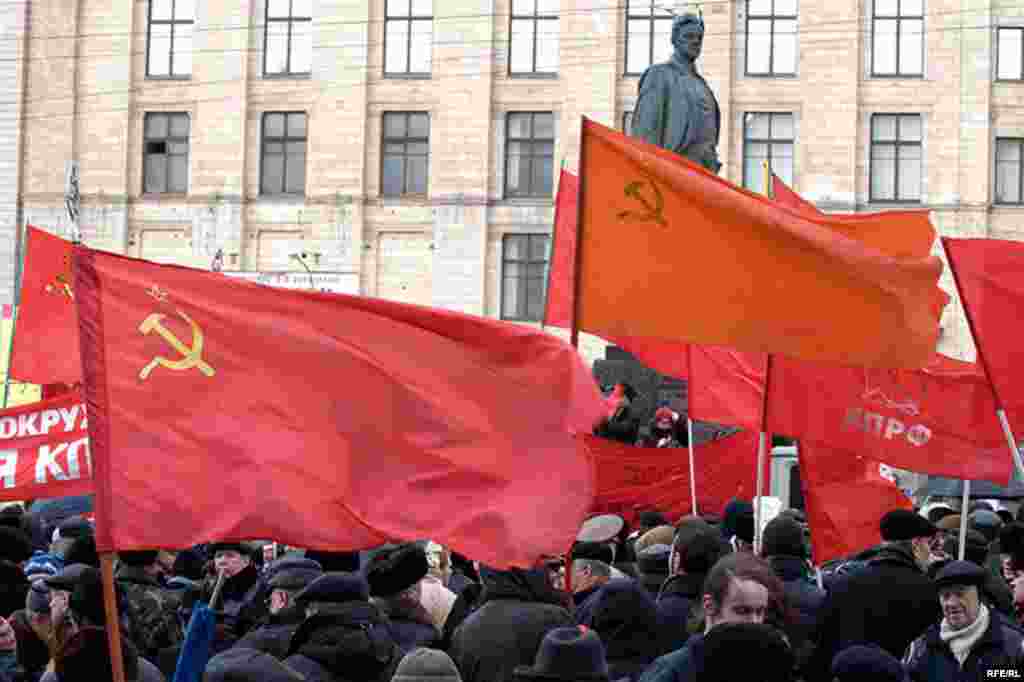 Обилие красного цвета - основной признак коммунистического мероприятия