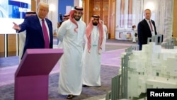 Američki predsednik Donald Trump pored saudijskog prestolonaslednika Mohammeda bin Salmana tokom saudijsko-američkog investicionog foruma u Rijadu, 13. maja 2025.