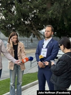 ჯეიკ ჰოფმანი კომენტარს აკეთებს ქართული მედიისთვის.