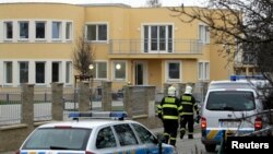 Жарылыс болған маңда тұрған полиция көліктері. Прага, 1 қаңтар 2013 жыл.