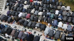 Ростов-на-Дону. Мусульмане во время исламского праздника Курбан-байрам у мечети на Фурмановской улице