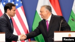 Держсекретар США Марко Рубіо тисне руку премʼєр-міністру Угорщини Віктору Орбану під час офіційного візиту до Будапешта, 16 лютого 2026 року