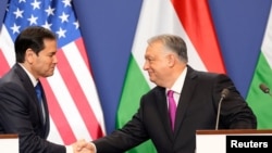 Держсекретар США Марко Рубіо тисне руку прем'єр-міністру Угорщини Віктору Орбану в Будапешті, 16 лютого 2026 року