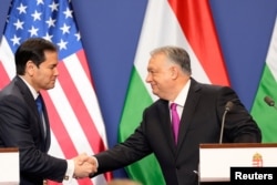 Держсекретар США Марко Рубіо тисне руку прем'єру Угорщини Віктору Орбану після підписання Міжурядової угоди між США та Угорщиною про співробітництво в галузі цивільної ядерної енергетики в Будапешті, Угорщина, 16 лютого 2026 року