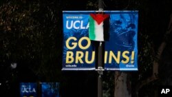 Steag palestinan pe un poster al Universității din Los Angeles marți, 30 aprilie, înaintea ciocnirilor dintre demonstranții pro-Palestina și pro-Israel.