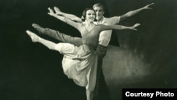 Виолетта Бовт и Аркадий Николаев в балете Алексея Чичинадзе на музыку Сулхана Цицнадзе "Поэма" (1964 год) 