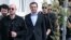 Kosovski premijer Aljbin Kurti odlazi nakon što je glasao na biračkom mestu na dan opštih izbora u Prištini 7. juna 2026. godine.