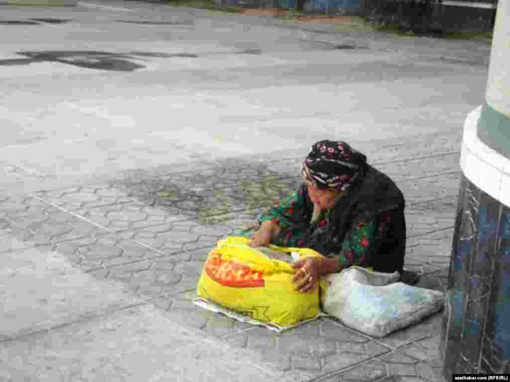 Köçede söwda edip oturan ene