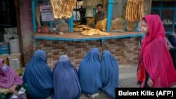 Ооганстандык аялдар бекер нанды күтүп отурушат. Кабул. 16-сентябрь, 2021-жыл