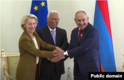 Президент Європейської ради Антоніу Кошта, прем’єр-міністр Вірменії Нікол Пашинян та президентка Європейської Комісії Урсула фон дер Ляєн в Єревані, 5 травня 2026 року