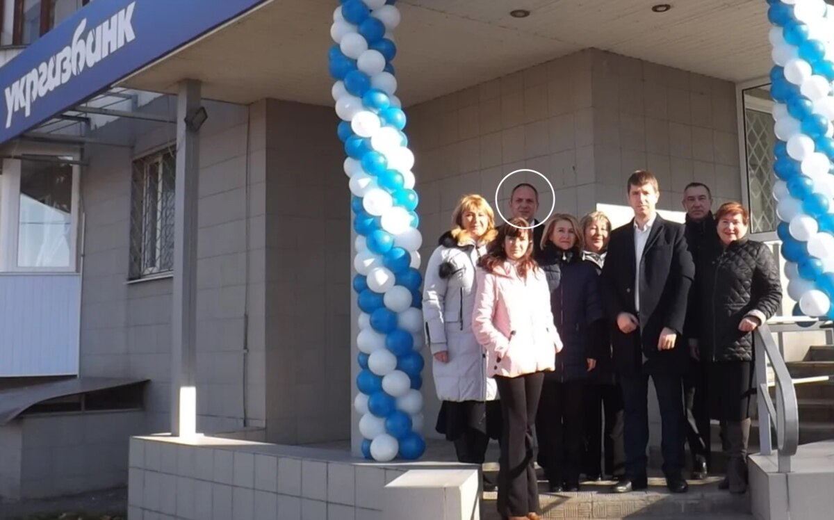 Олександр Сухачов і працівники «Укргазбанку». Джерело: 61000.com.ua