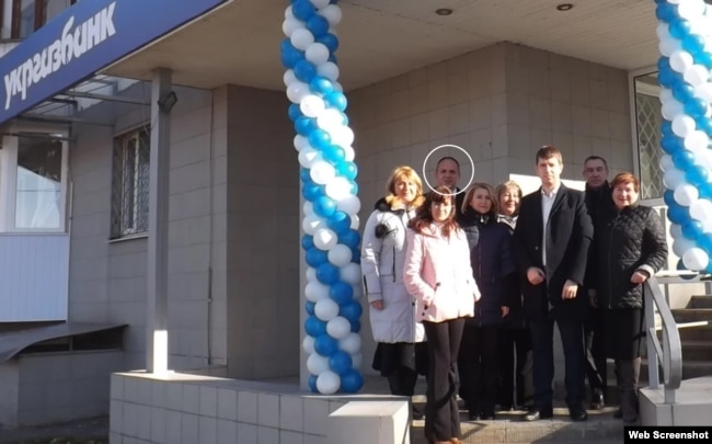 Олександр Сухачов і працівники «Укргазбанку». Джерело: 61000.com.ua