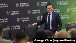 Nicușor Dan, actual președinte al României, în ultima ședință a sa ca primar general al Bucureștiului. În aceeași zi, pe 23 mai 2025, viceprimarul Stelian Bujduveanu devenea primar interimar.