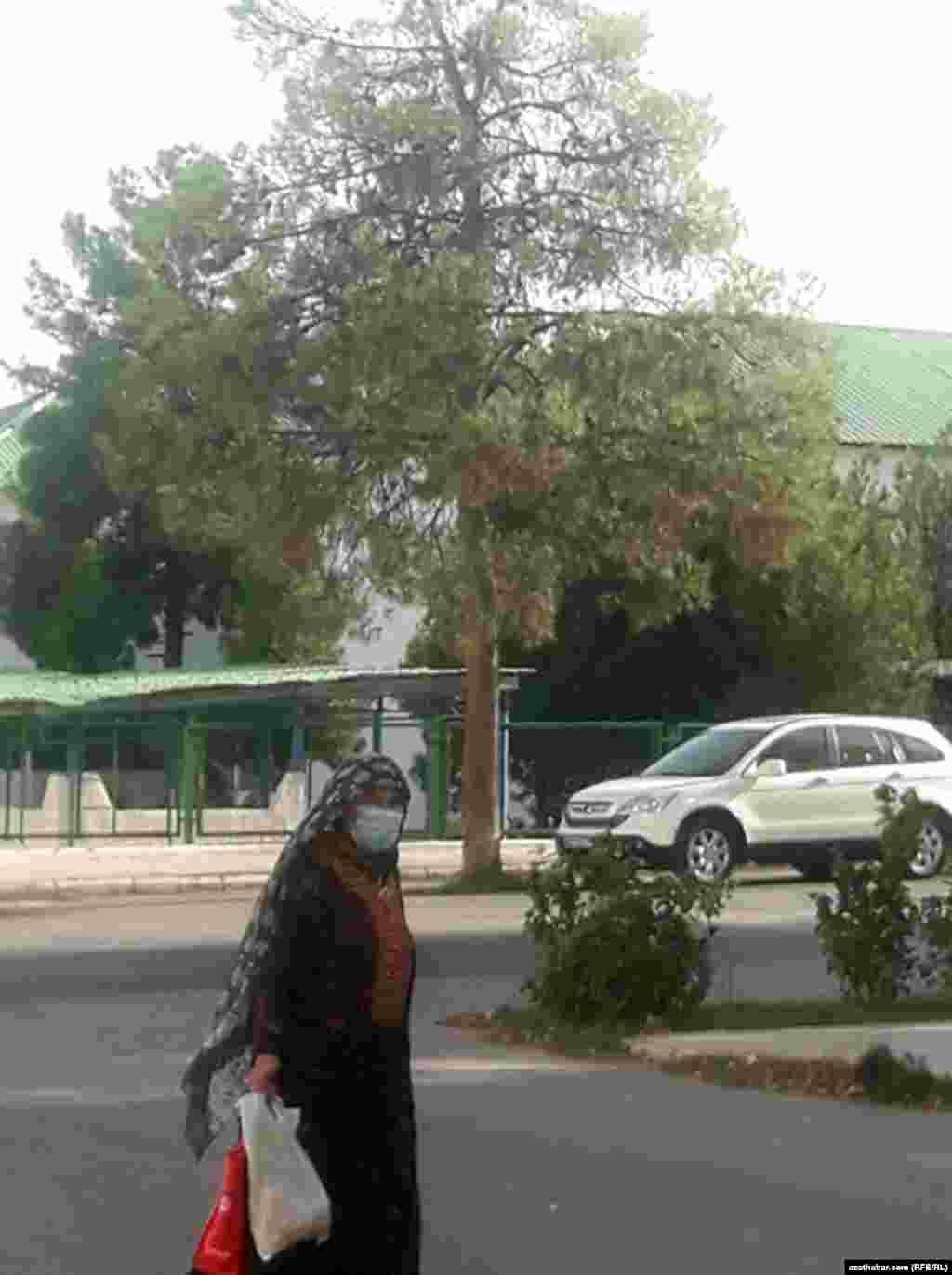 Aşgabat. Dükandan gelýän aýal. Awgust, 2020.&nbsp;