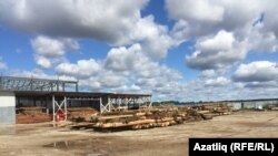 Сүтеп ташланган мәчет бүрәнәләре Лаеш районының Сокуры авылында ята.