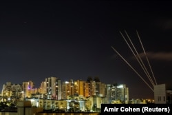 Sistemul antirachetă Iron Dome interceptează rachete lansate din Fâșia Gaza către Israe. Imagine realizată în Ashkelon/Israel, pe 18 mai 2021. REUTERS / Amir Cohen