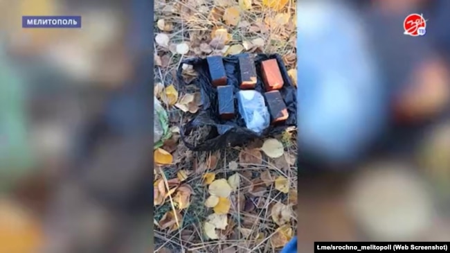 Pamje e shkëputur nga një raportim për ndalimin e adoleshentëve i transmetuar në një televizion që operon në pjesën e pushtuar nga Rusia të rajonit ukrainas të Zaporizhjës.