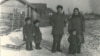 Imagine de arhivă din 1956 cu o familie de moldoveni deportați în Siberia