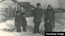 Imagine de arhivă din 1956 cu o familie de moldoveni deportați în Siberia
