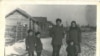 Copilărie în Siberia. Iarna anului 1956. Familia Ghieș, în fața casei lor din bârne: Vasile, Maria și fiii lor: Teodor, Victor și Grigore, născuți în locul de deportare.