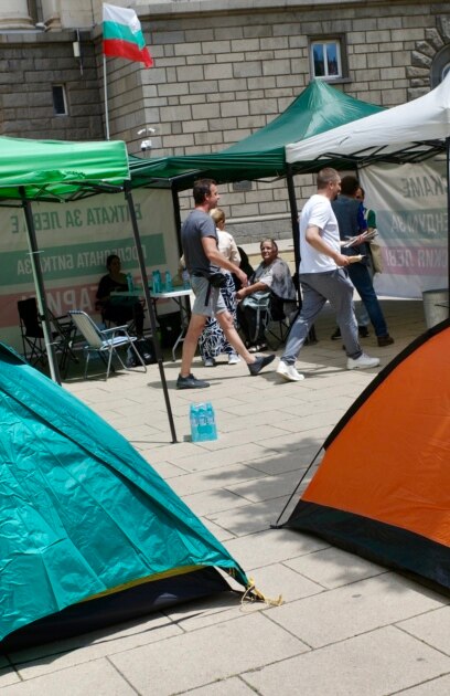От събота няколко палатки се появиха между парламента и президентството