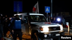 Një automjet i Kryqit të Kuq mbërrin në pikëkalimin kufitar, Rafah, për transportimin e pengjeve të liruara nga Hamasi, 29 nëntor 2023.