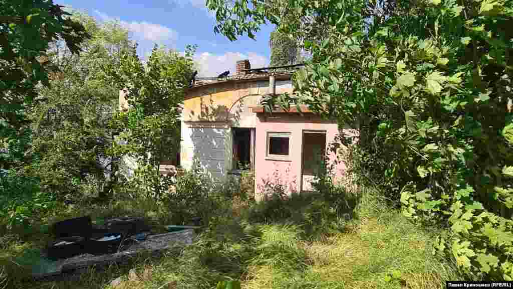 Заброшенные домики на берегу Симферопольского водохранилища стали местом обитания асоциальных элементов