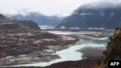 Fotografija snimljena 28. marta 2021. prikazuje veliki kanjon Yarlung Zangbo u gradu Nyingchi, tibetanska visoravan