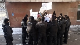 Участники движения «Oyan, Qazaqstan» в кольце СОБРа. Алматы, 10 января 2021 года.