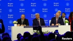 Президентите на Азербайджан и САЩ Илхам Алиев и Доналд Тръмп и министър-председателят в оставка на България Росен Желязков в Давос. 