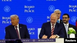 Президентът на САЩ Доналд Тръмп и бившият премиер на България Росен Желязков на церемонията по учредяването на Съвета за мир.