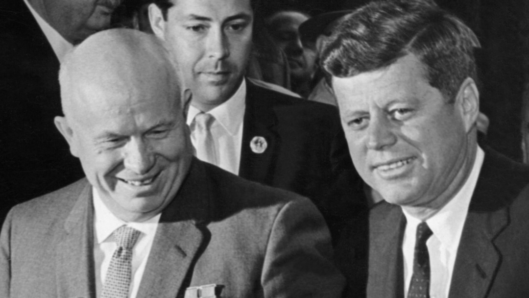 Анасы қызына қалай соруды үйретеді орыс порносын қараңыз