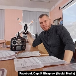 Сергій вчиться літати на дронах сам і вчить дітей