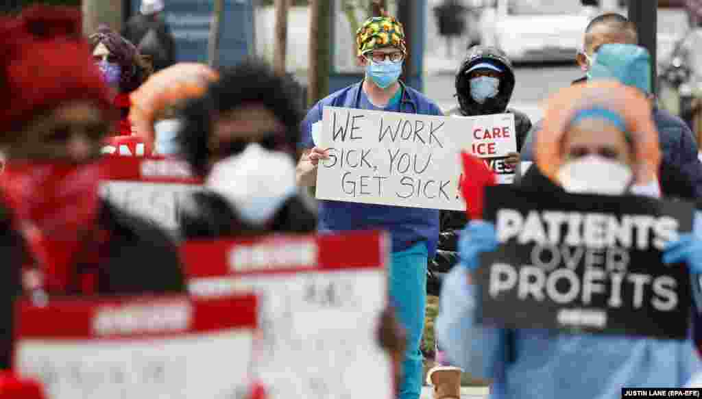 Медсестри в нью-йоркському медичному центрі імені Якобі проводять 17 квітня акцію протесту проти браку засобів індивідуального захисту
