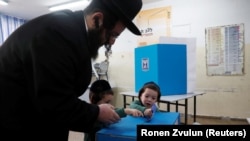 په اسرائیل کې یو تن خپله رأیه کاروي