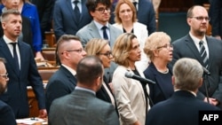 Premierul ungar Peter Magyar (primul din stânga) în Parlamentul de la Budapesta, pe 22 septembrie 2026.