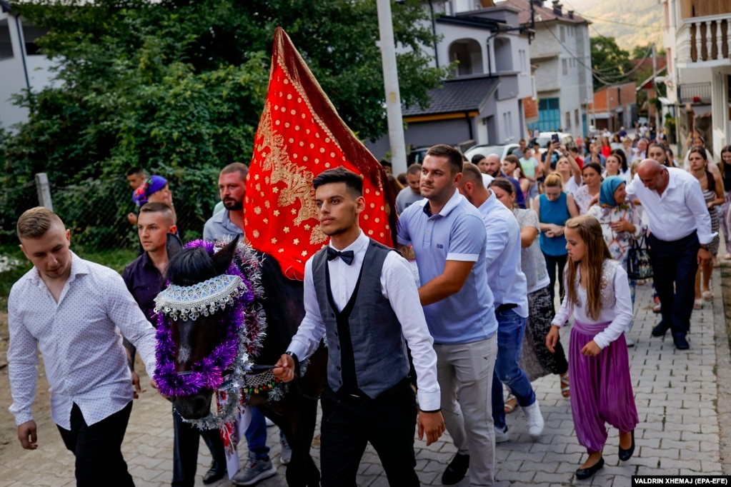 Nusja me vello transportohet me kalë nëpër fshat, teksa nis ceremonia e martesës.