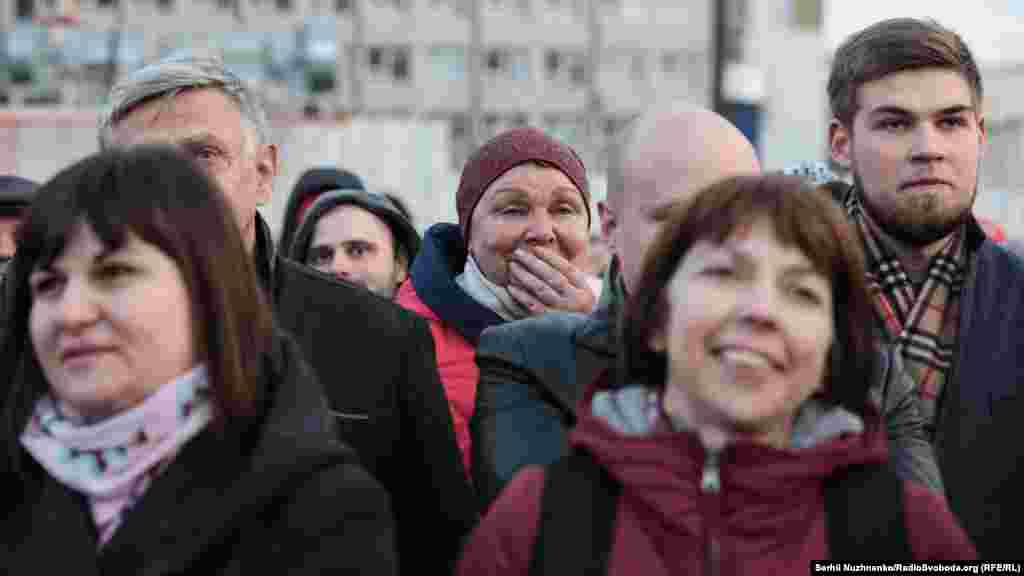 Людзі, якія не патрапілі на стадыён, глядзелі дэбаты на плошчы перад &laquo;Алімпійскім&raquo;.